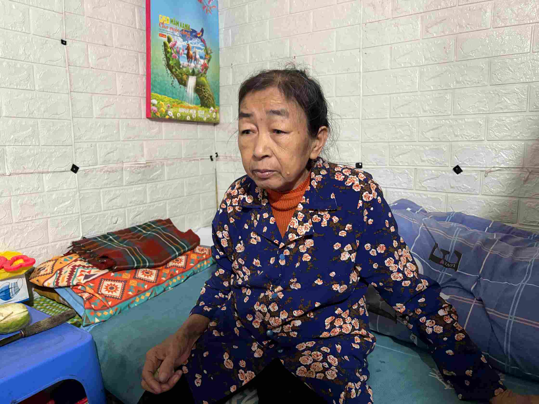 Vì kinh tế eo hẹp, bà Bùi Thị Tú chỉ có thể thuê một căn phòng nhỏ. Mặc dù biết điều kiện sống không tốt, nhưng vì giá thuê rẻ, gần bệnh viện nên bà đành chấp nhận. Ảnh: Phương Anh