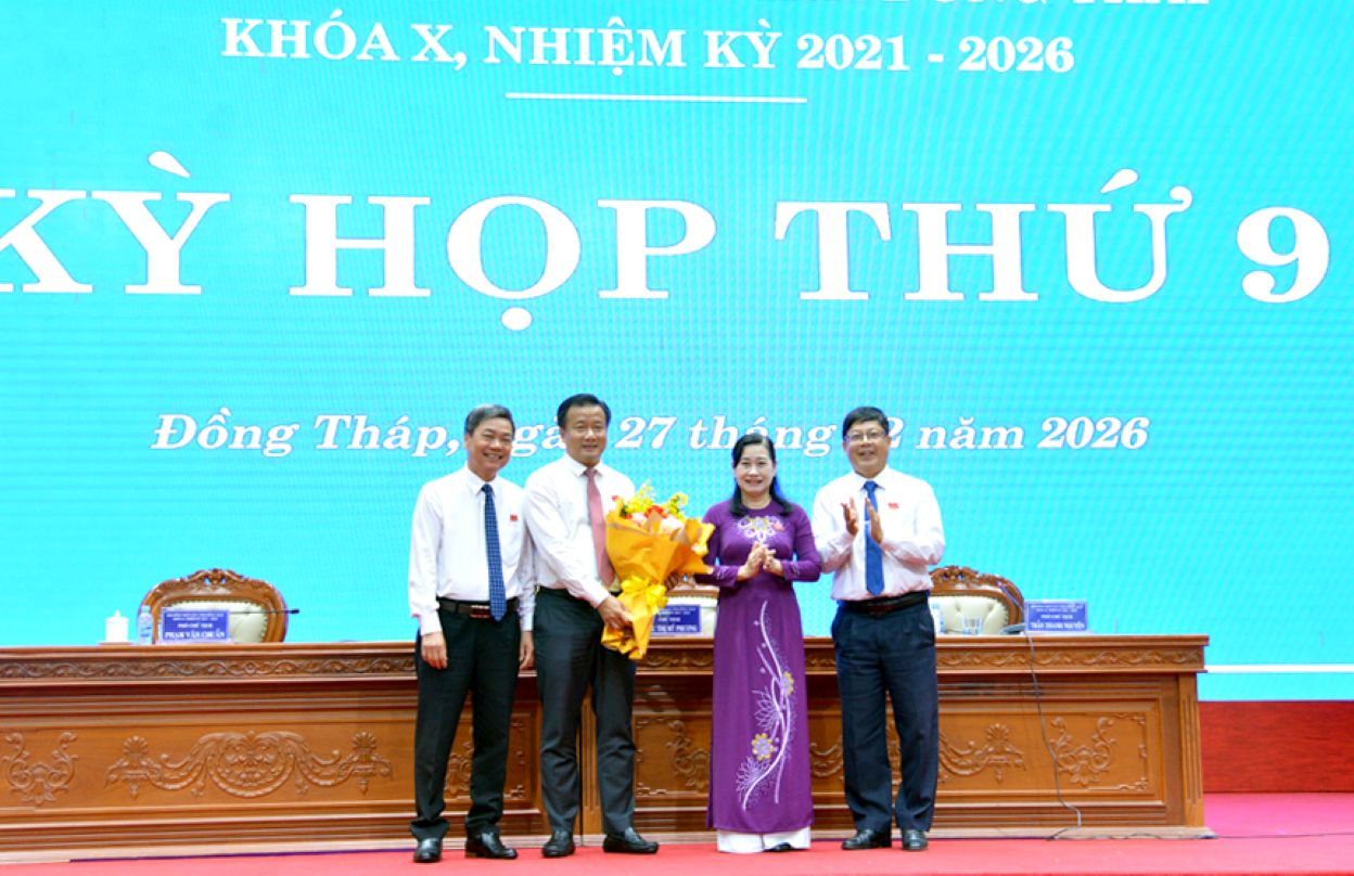 Lãnh đạo Hội đồng nhân dân tỉnh Đồng Tháp chúc mừng ông Nguyễn Phước Thiện được bầu giữ chức Phó Chủ tịch UBND tỉnh Đồng Tháp. Ảnh: Cổng thông tin điện tử tỉnh Đồng Tháp