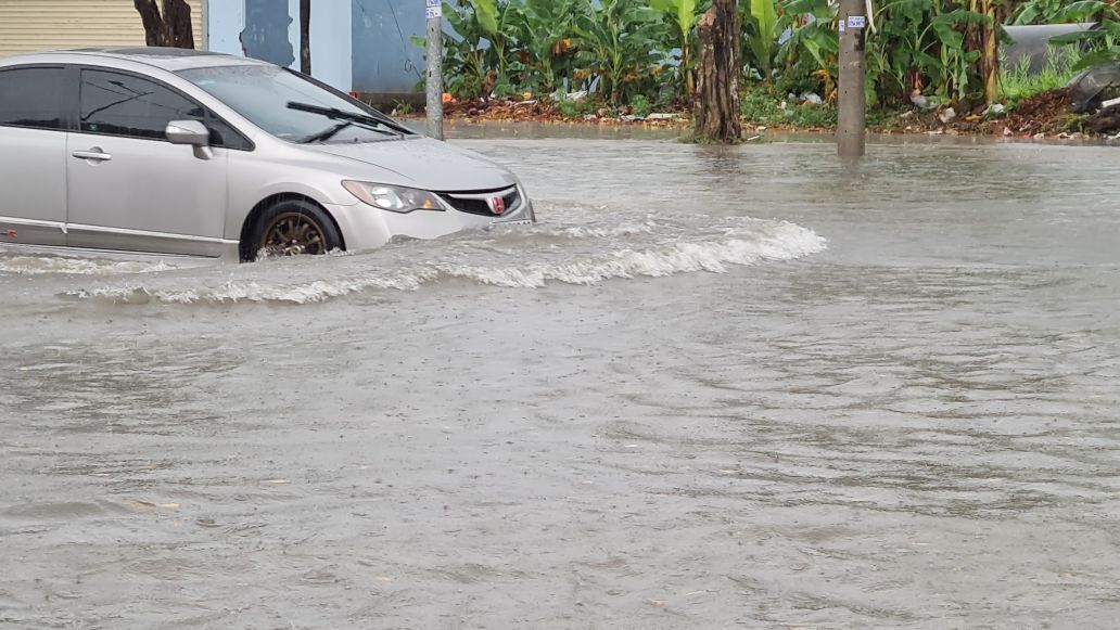 Tuyến đường Võ Văn Kiệt, một trong cửa ngỏ vào phường Bạc Liêu ngập sâu trong nước. Ảnh: Nhật Hồ.