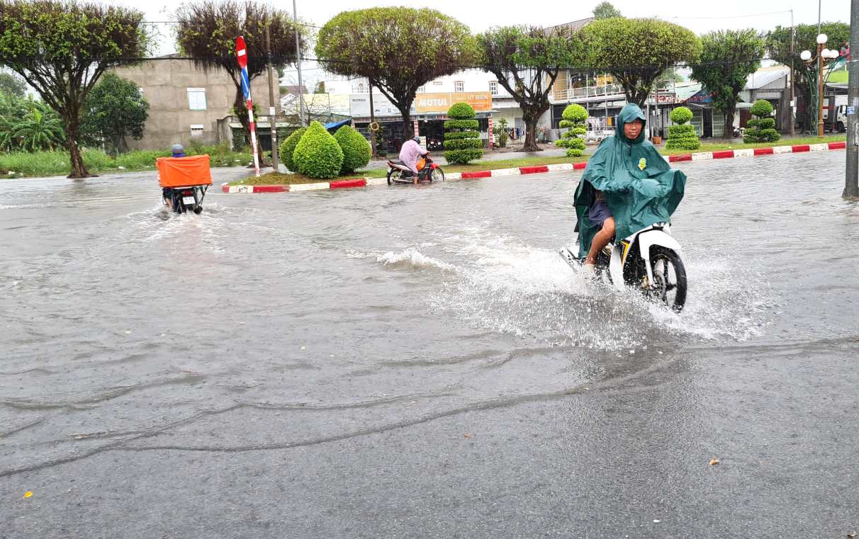 Mưa trái mùa nhiều tuyến đường đô thị tại phường Bạc Liêu đã ngập. Ảnh: Nhật Hồ.