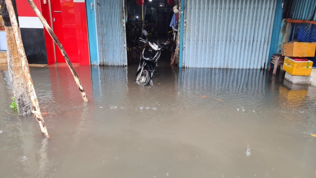 Rain flooded many houses right in the center of Bac Lieu ward, Ca Mau province. Photo: Nhat Ho.
