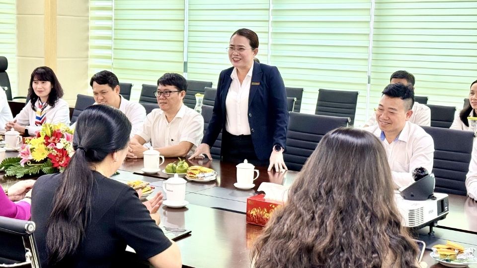 Bà Nguyễn Thị Đoàn – Giám đốc Mobifone Vĩnh Long – báo cáo kết quả hoạt động tại buổi làm việc. Ảnh: Hoàng Lộc