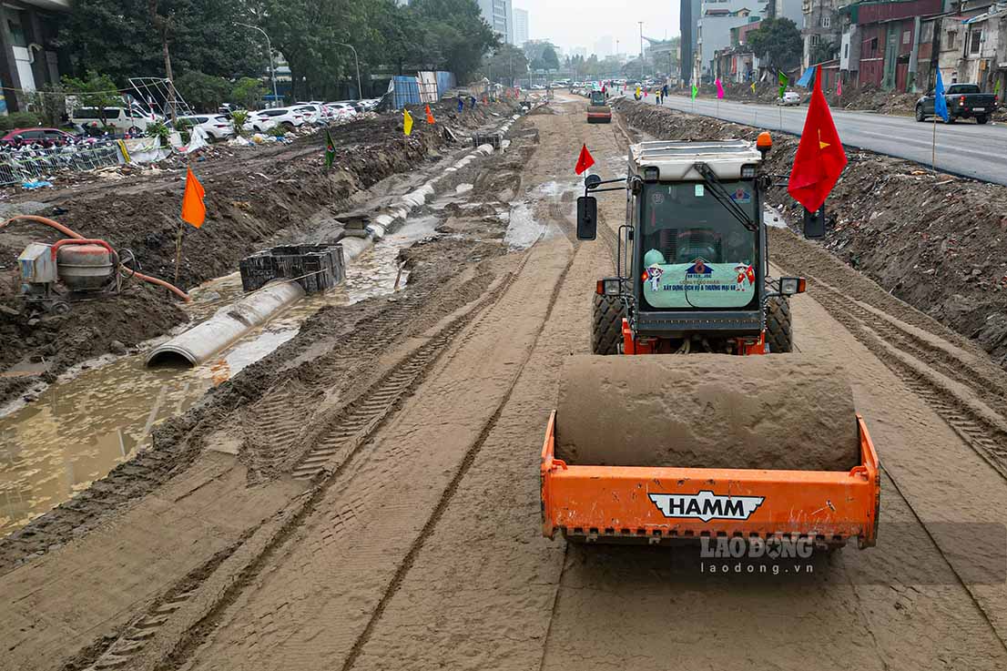 Những ngày cuối tháng 2, không khí thi công trên công trường dự án Đường Vành đai 1 Hoàng Cầu – Voi Phục diễn ra khẩn trương, sôi động. Sau thời gian làm việc xuyên Tết Nguyên đán 2026, diện mạo tuyến đường đã có nhiều chuyển biến rõ rệt.