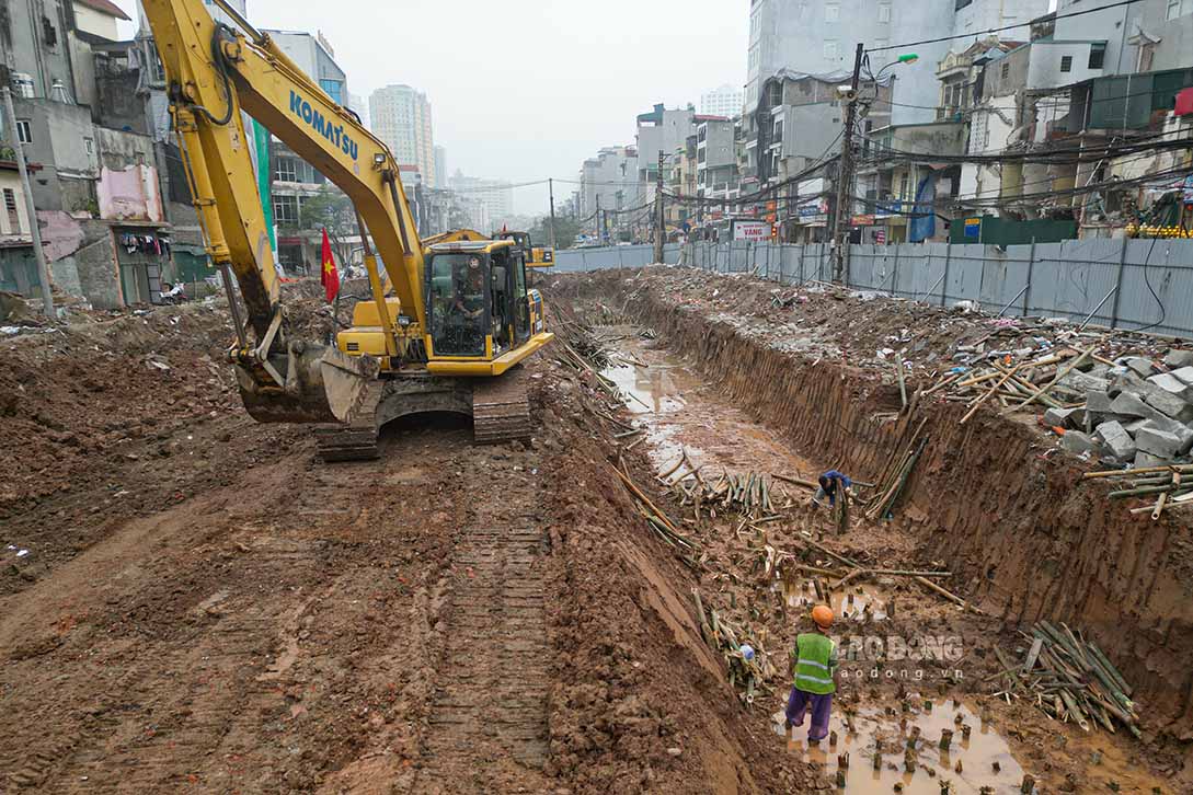 Ghi nhận ngày 27.2 cho thấy, nhịp độ thi công được duy trì đồng bộ trên toàn tuyến. Công nhân, kỹ sư thay ca liên tục; nhiều mũi thi công hoạt động song song với sự hỗ trợ của máy móc công suất lớn.