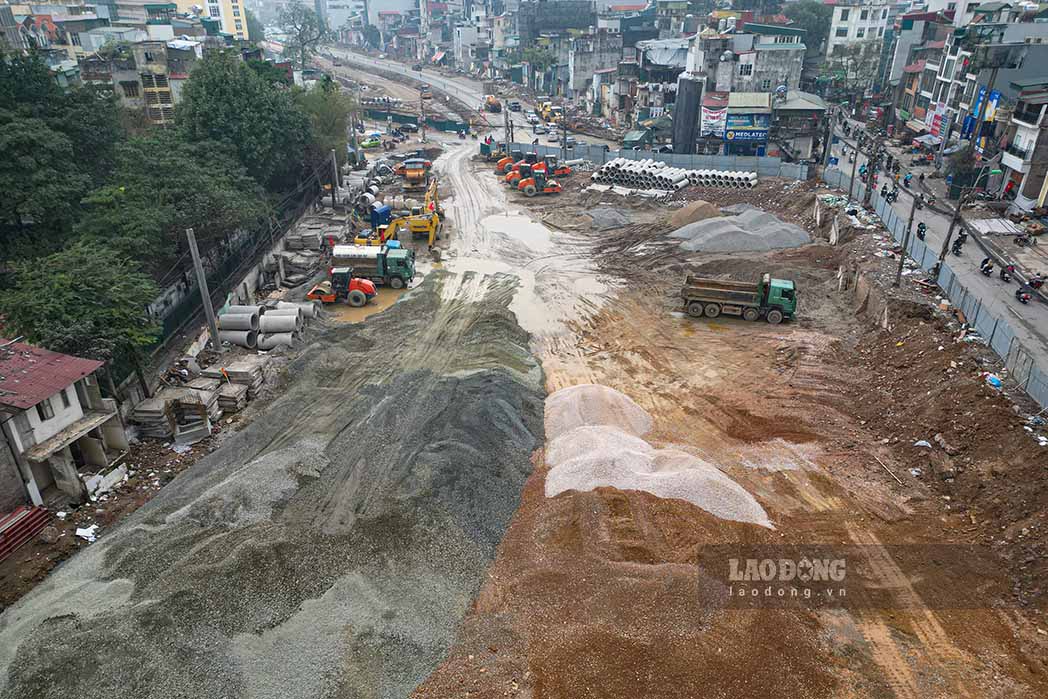 Không khí thi công khẩn trương được duy trì bất kể giờ giấc, ngày đêm trên đại công trường Vành đai 1.