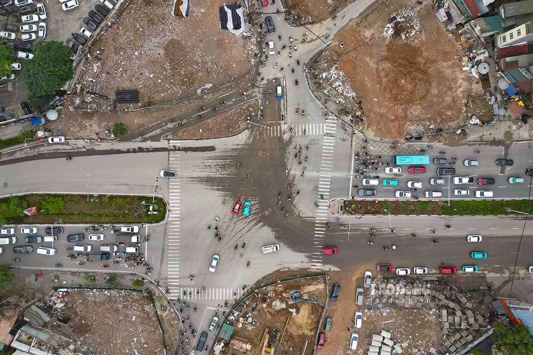 Trên tuyến hiện cũng đang triển khai xây dựng hai cầu vượt trực thông tại nút giao Láng Hạ và đường Nguyễn Chí Thanh, đều là những hạng mục quan trọng nhằm tăng khả năng kết nối, giảm ùn tắc khu vực trung tâm.