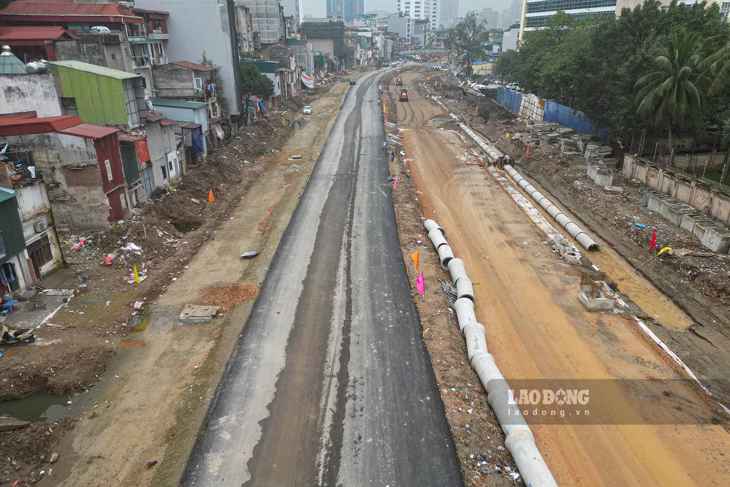 Đặc biệt, đoạn từ dốc Bệnh viện Phụ sản Hà Nội đến nút giao Voi Phục dài khoảng 350m đã được thảm nhựa, phục vụ nhu cầu đi lại của người dân, giảm áp lực giao thông khu vực.