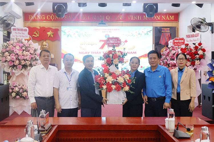 Dien Bien Provincial Labor Federation visits and congratulates the leadership, officials, civil servants, public employees, and laborers at the Department of Health. Photo: Giang Nam
