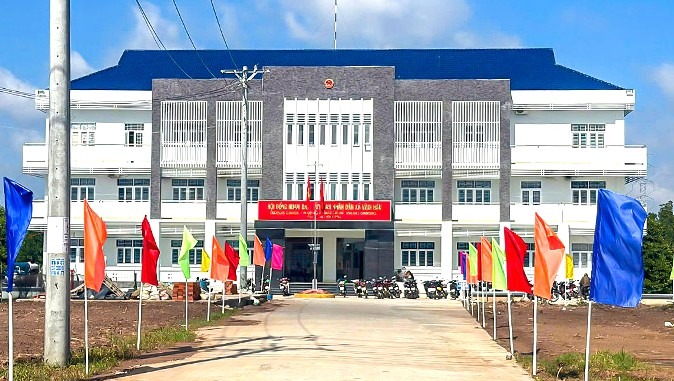 Cà Mau sẽ trang bị thiết bị công nghệ thông tin cho 64 xã, phường (trong ảnh trụ sở UBND xã Vĩnh Hậu). Ảnh: Nhật Hồ.