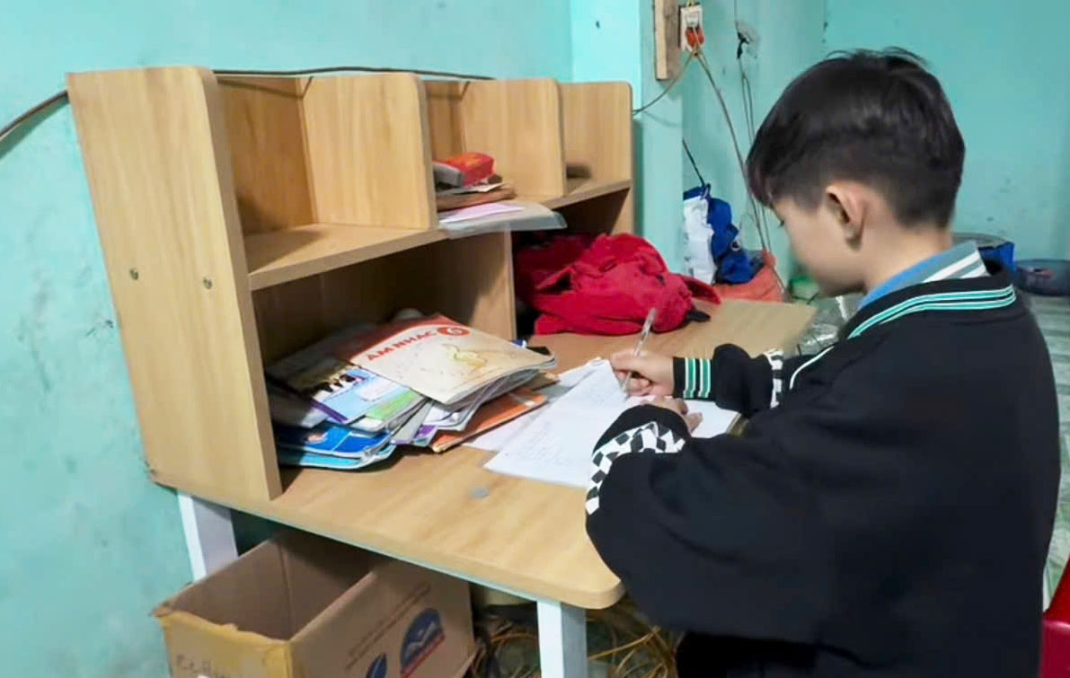 His foster father is seriously ill, and Vang Van Nghia is facing the risk of losing his support, with a fragile future. Photo: PV.