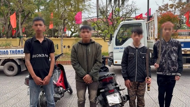 Nhóm thanh thiếu niên bị triệu tập, xử lý. Ảnh: Công an phường Hương Trà