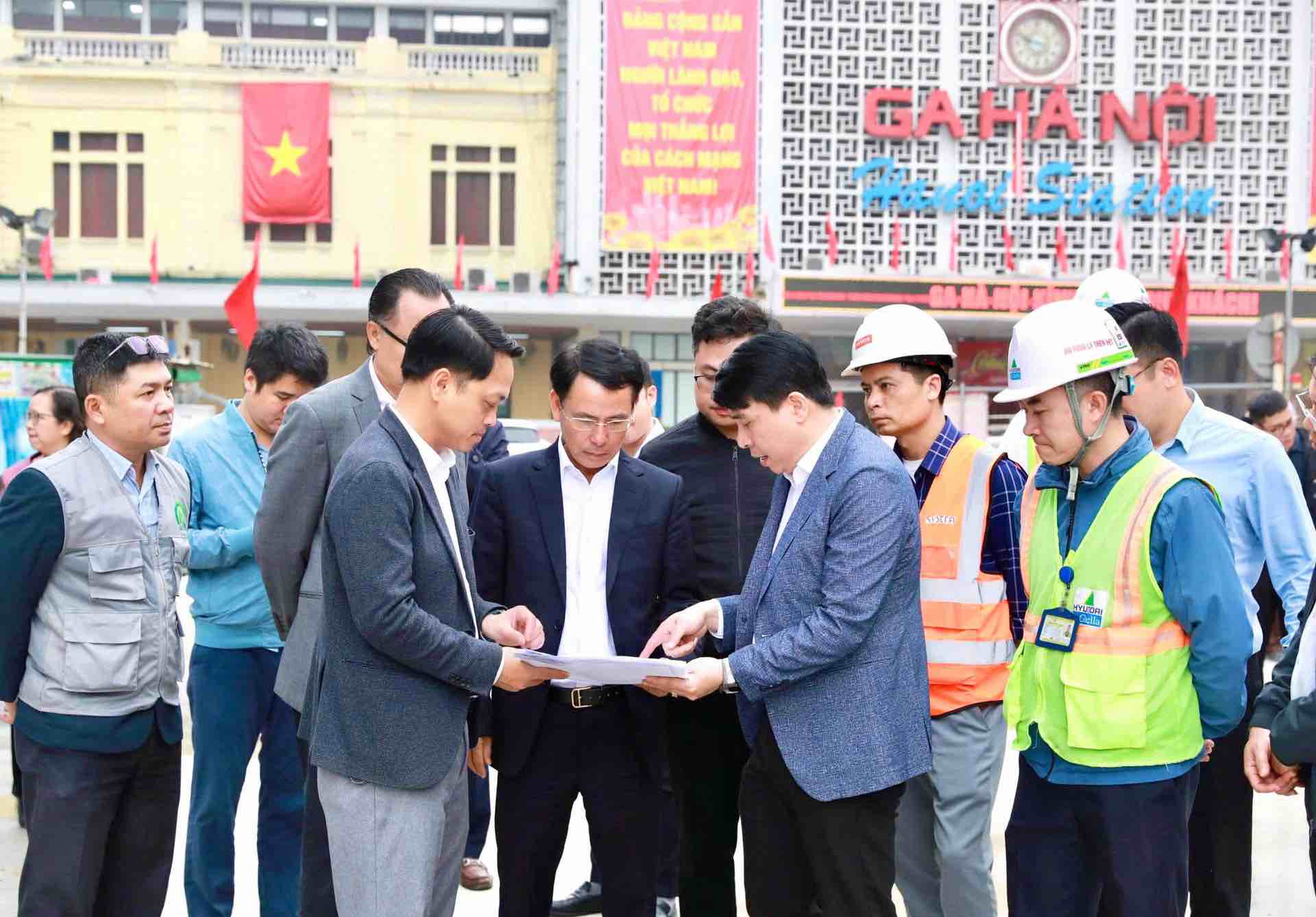 Phó Bí thư Thường trực Thành ủy Hà Nội Nguyễn Trọng Đông kiểm tra thực địa tại dự án. Ảnh: Vương Vân