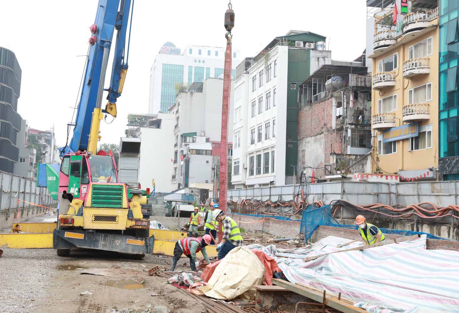 Construction workers at the Nhon - Hanoi Metro project construction site. Photo: Vuong Van