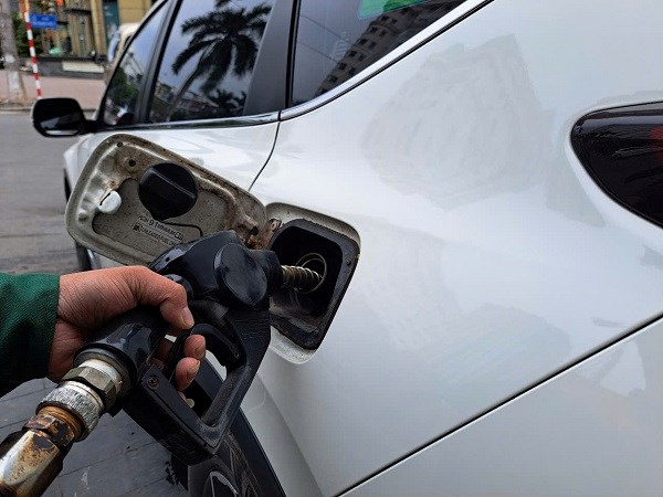 商工省は、石油・ガス事業の主要トレーダーに対し、割り当てられた2026年の最低総石油・ガス供給量を厳格かつ完全に実施し、生産量と種類を確保するよう要求しています。写真:ハ・ヴィ