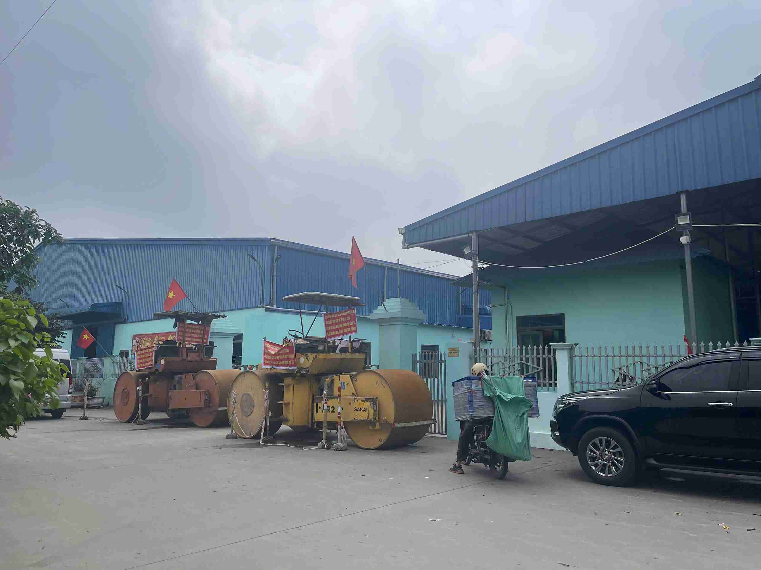 Khu vực cổng Công ty TNHH Giày Ngọc Hưng (xã Diên Hà, Hưng Yên) nơi hai xe lu xuất hiện, ảnh chụp sáng 27.2. Ảnh: Mai Hương