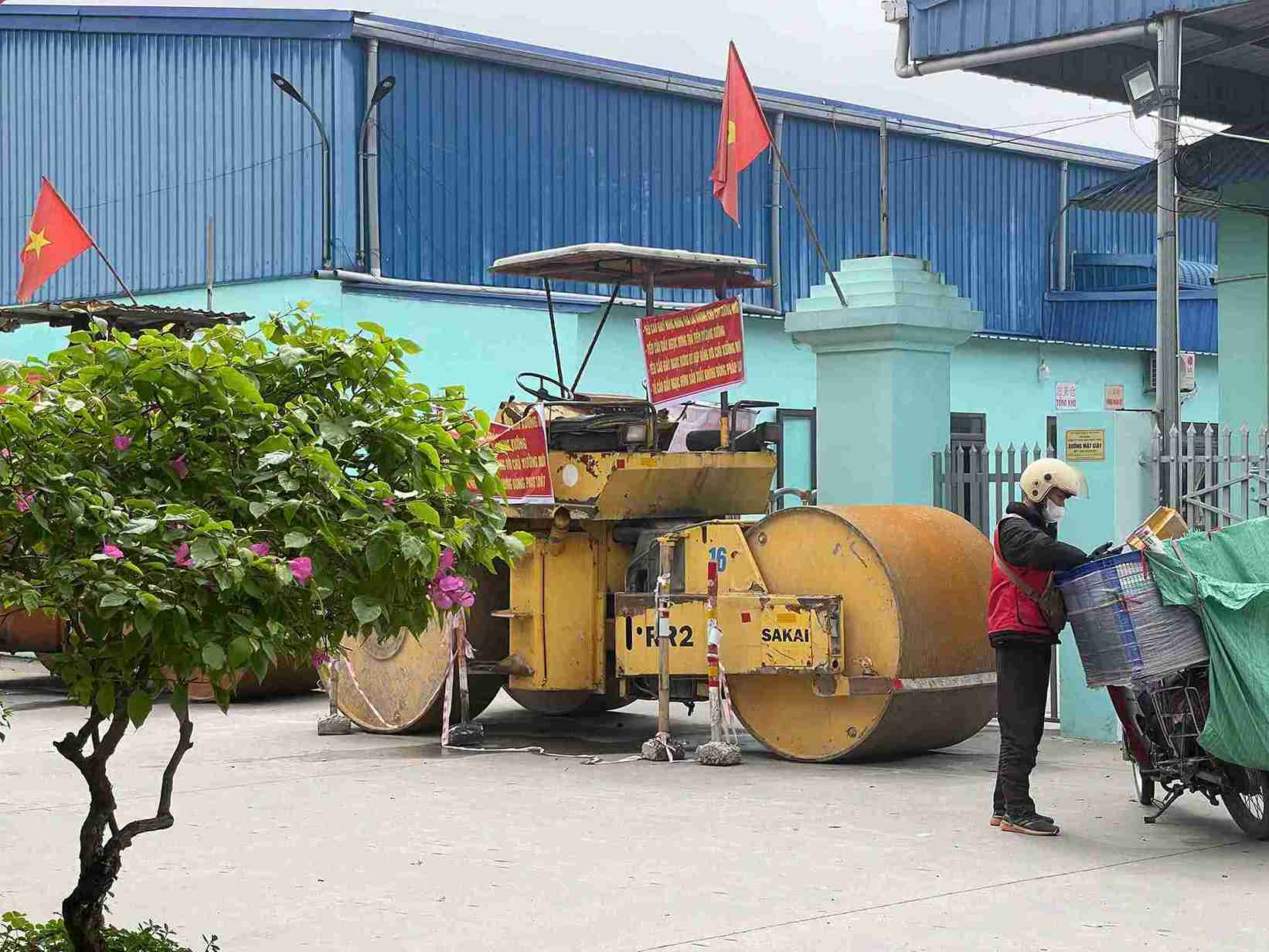 Xe lu chắn cổng nhà máy, ảnh hưởng lối ra vào phương tiện vận chuyển. Ảnh: Mai Hương