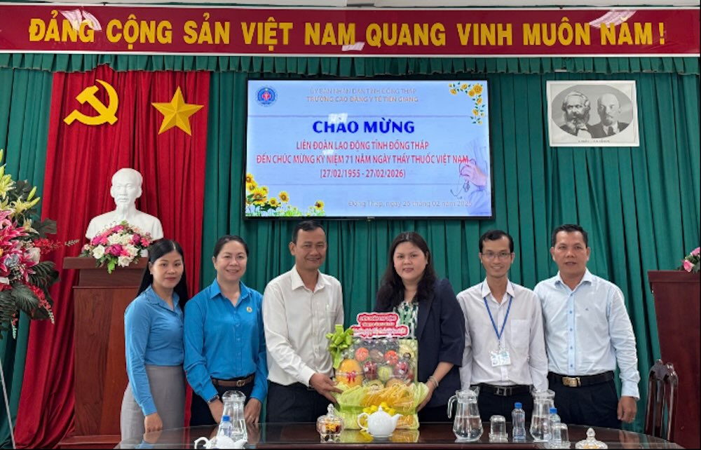 Lãnh đạo Liên đoàn Lao động tỉnh thăm và tặng quà tại Trường Cao đẳng Y tế Tiền Giang.