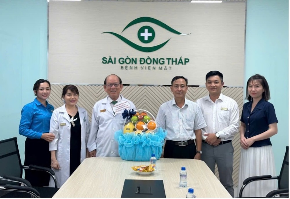 Công đoàn phường Cao Lãnh thăm, chúc mừng đội ngũ y bác sĩ Bệnh viện Mắt Sài Gòn Đồng Tháp nhân dịp 27.2.