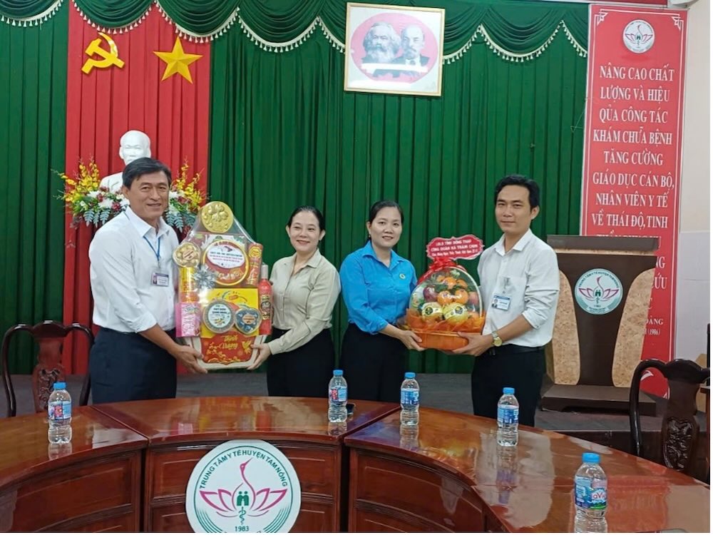 Công đoàn xã Tràm Chim chúc mừng Ngày Thầy thuốc Việt Nam tại Trung tâm Y tế khu vực Tam Nông.