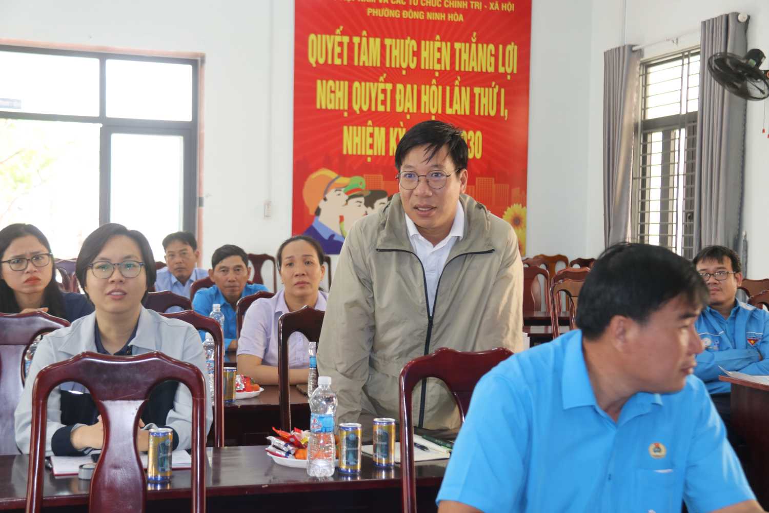 Đại diện các công đoàn cơ sở trên địa bàn phường Đông Ninh Hòa trao đổi, thảo luận một số nội dung hoạt động. Ảnh: Phương Linh