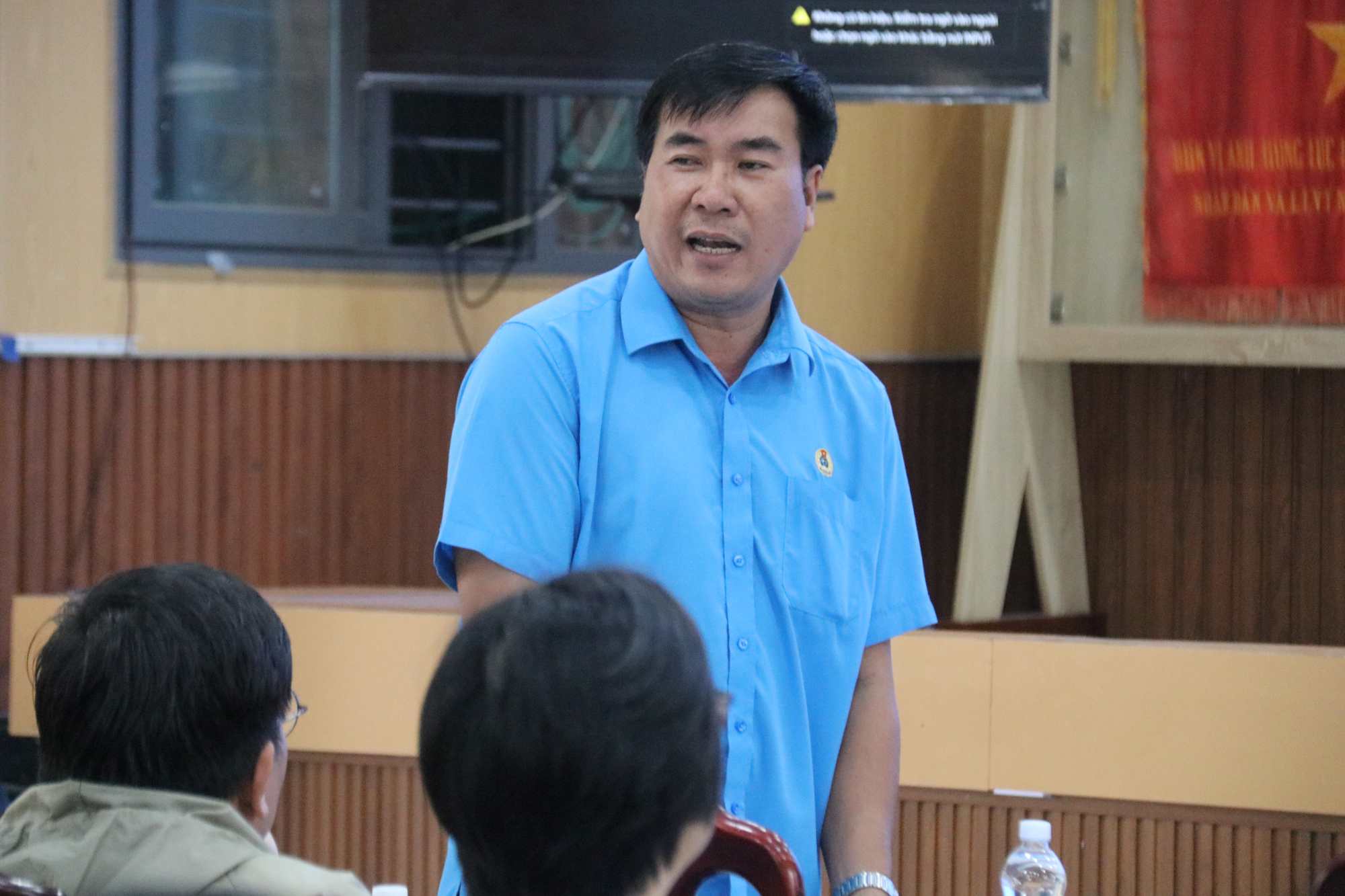 Mr. Huynh Trong Quan - Vice Chairman of the Vietnam Fatherland Front Committee of Dong Ninh Hoa Ward, Chairman of the Trade Union of Dong Ninh Hoa Ward informs about the operational situation after establishment. Photo: Phuong Linh