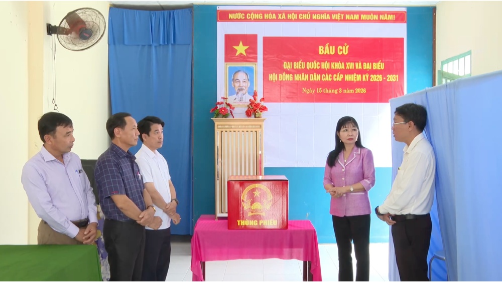 Deputy Secretary of An Giang Provincial Party Committee Tran Thi Thanh Huong inspects election work. Photo: Thien An