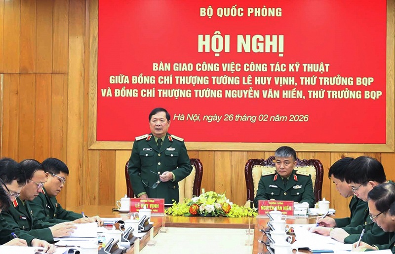 Senior Lieutenant General Le Huy Vinh delivers a handover speech. Photo: Ministry of National Defense