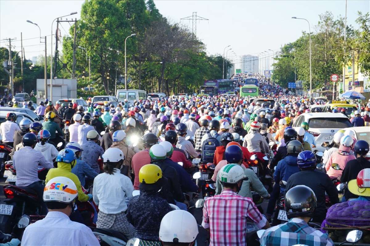 Traffic jam in the area of Binh Trieu 2 bridge into the center of Ho Chi Minh City during rush hour. Photo: Minh Quan