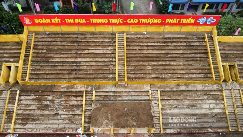 Nhiều công trình phủ rêu phong, lưu giữ kỉ niệm ngày xưa. Ảnh: Việt Bắc