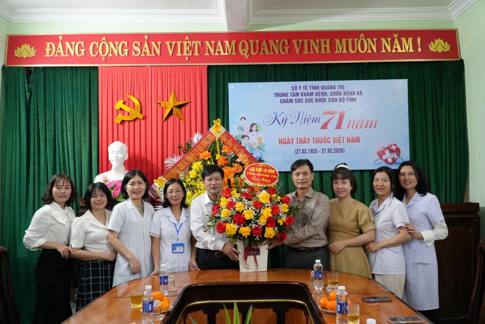 Liên đoàn Lao động tỉnh Quảng Trị đến thăm, tặng quà, chúc mừng Trung tâm khám bệnh, chữa bệnh và chăm sóc sức khỏe cán bộ tỉnh. Ảnh: Công đoàn Quảng Trị