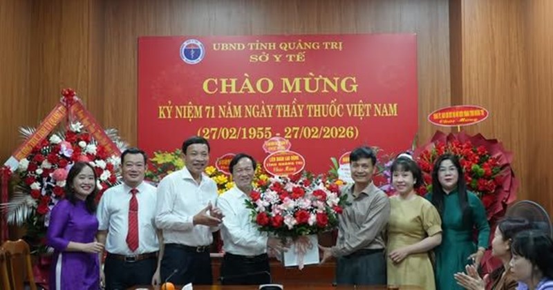 Quảng Trị: Liên đoàn Lao động thăm, chúc mừng ngành y tế