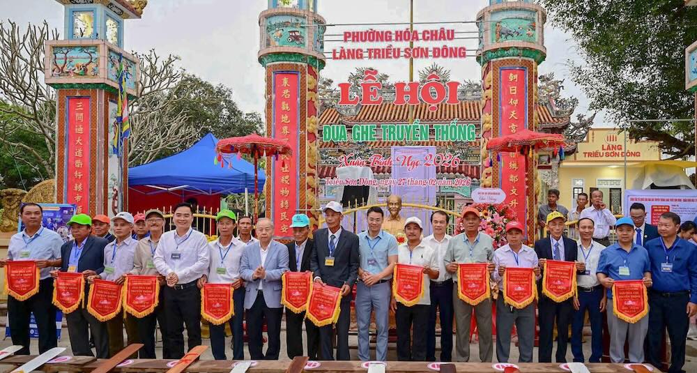 Ngày 11 tháng Giêng, phần lễ được tổ chức trang nghiêm tại đình làng. Người dân dâng hương, cầu mong năm mới bình an, mùa màng thuận lợi, xóm làng yên vui. 