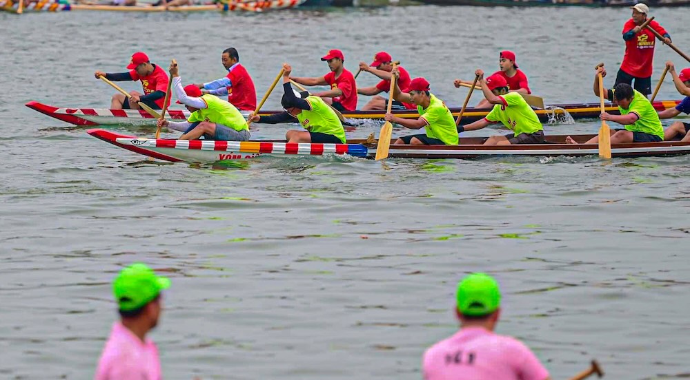 Mái chèo quạt nước đều tăm tắp, thể hiện sự phối hợp nhịp nhàng và ý chí bền bỉ.