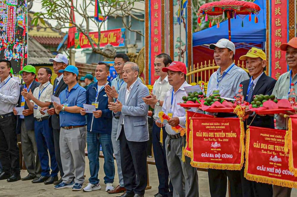 Đua ghe đầu Xuân không chỉ làm phong phú đời sống văn hóa thể thao địa phương, mà còn là dịp để các thế hệ cùng gìn giữ, tiếp nối những giá trị văn hóa lâu đời của làng quê xứ Huế. 