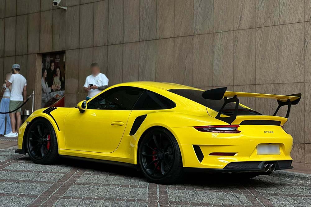 Porsche 911 GT3 RS 991. 2 yellow colors attract attention when appearing in Ho Chi Minh City. Photo: Phong Diep