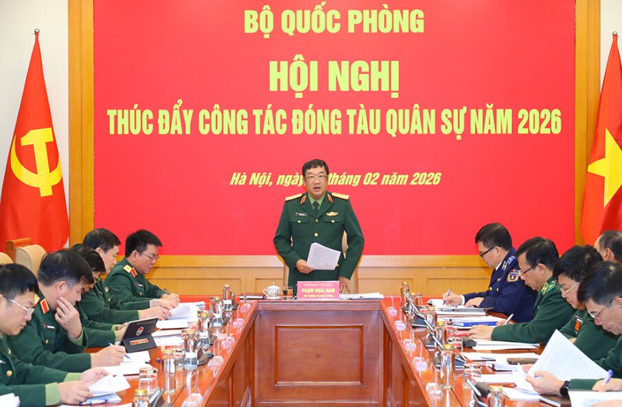 Senior Lieutenant General Pham Hoai Nam - Member of the Party Central Committee, Deputy Minister of National Defense - chaired the conference to promote shipbuilding work in 2026. Photo: Ministry of National Defense