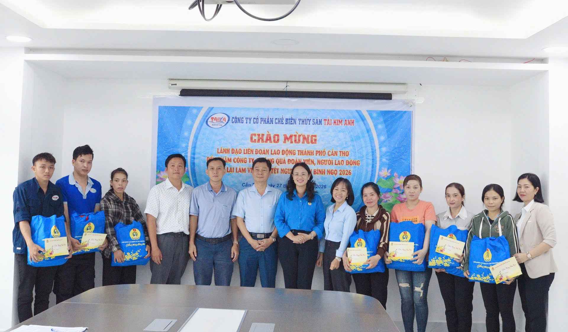 Công đoàn TP Cần Thơ thăm, tặng quà đoàn viên, người lao động Công ty Cổ phần Thuỷ sản Sao Ta trở lại làm việc sau Tết. Ảnh: LĐLĐ TP Cần Thơ