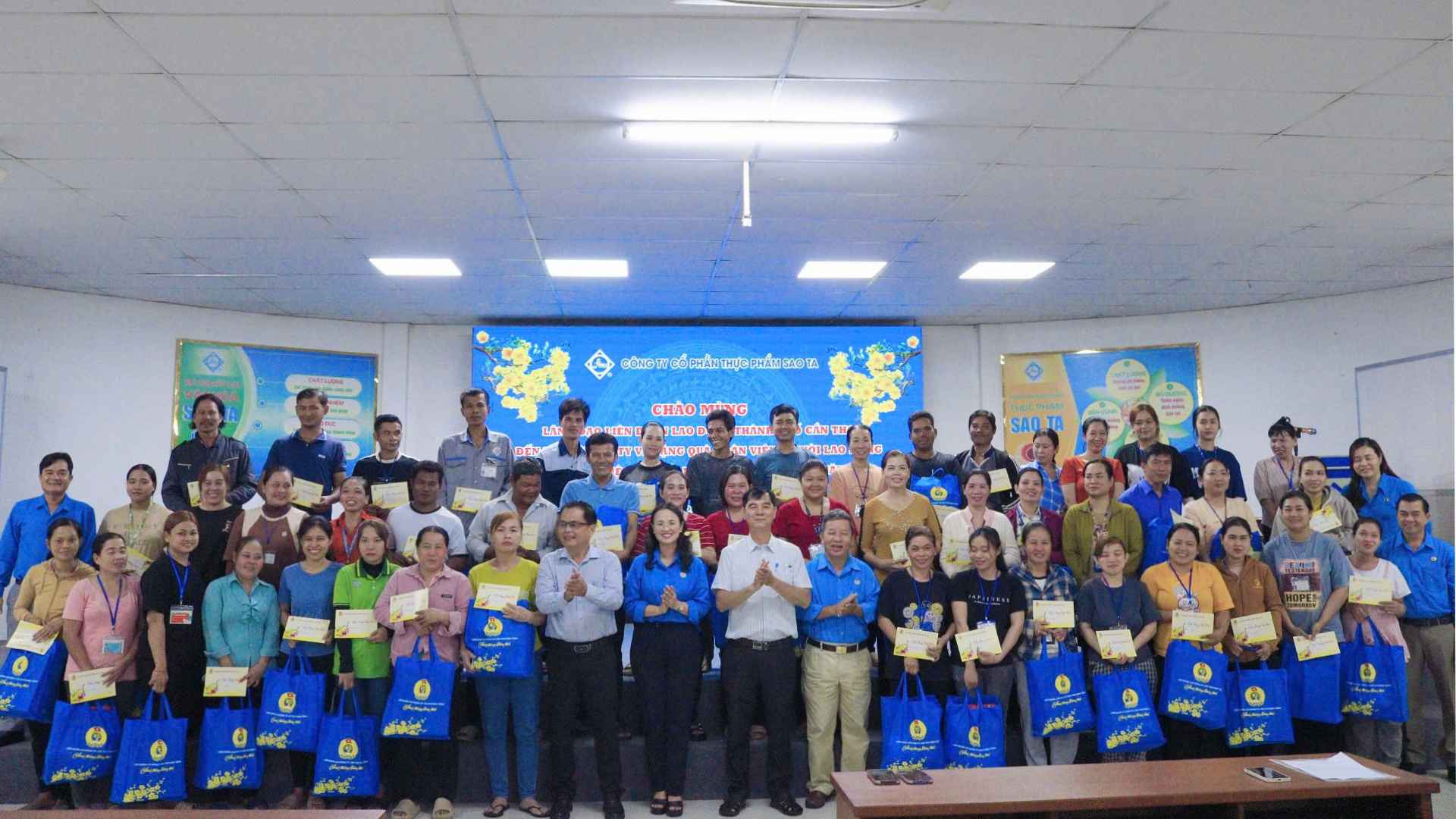 Công đoàn TP Cần Thơ thăm, tặng quà đoàn viên, người lao động Công ty trở lại làm việc sau Tết. Ảnh: LĐLĐ TP Cần Thơ