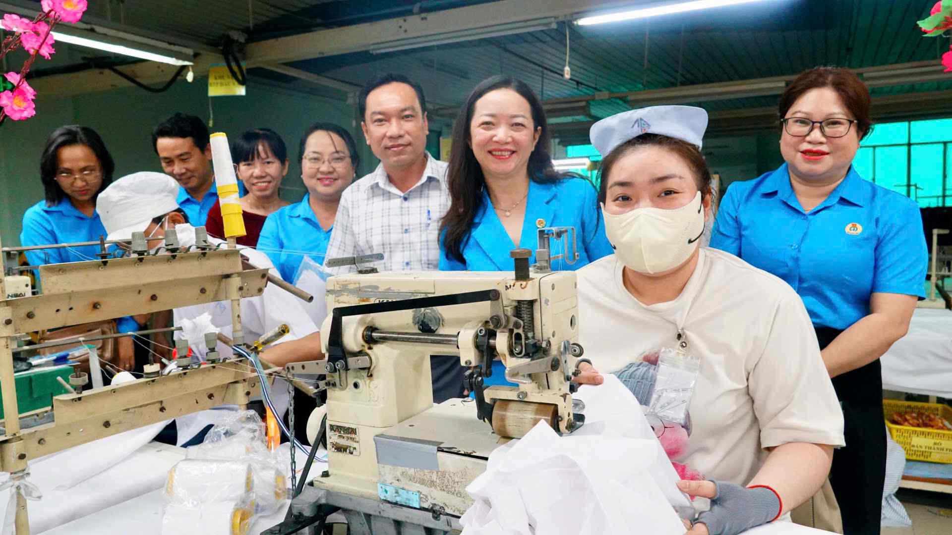 Công đoàn Cần Thơ đến thăm Công ty TNHH Giấy Lee & Man Việt Nam. Ảnh: LĐLĐ TP Cần Thơ