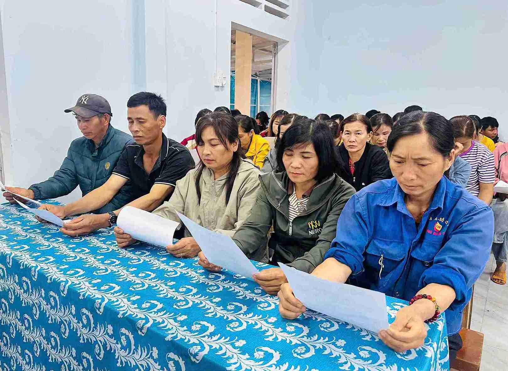 Công nhân Trung đoàn 726 tập huấn sản xuất, sử dụng phân bón hữu cơ