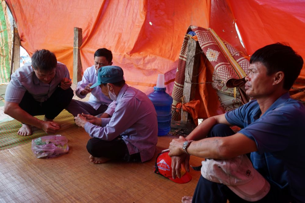 Người dân lập lán, ngăn không cho xe chở thêm rác vào bãi rác Đông Nam (ở phường Đông Quang, tỉnh Thanh Hóa). Ảnh: Quách Du