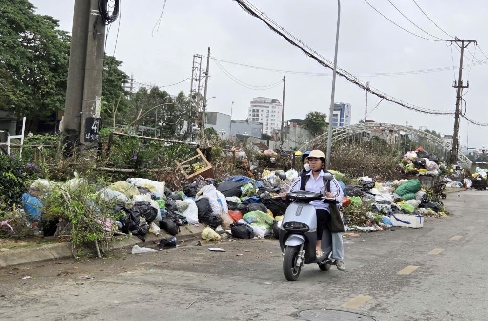 Rác thải sinh hoạt sau dịp Tết Nguyên đán bị ùn ứ tại nhiều phường trung tâm của tỉnh Thanh Hóa. Ảnh: Quách Du