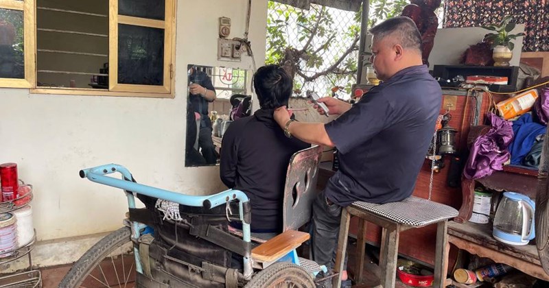 Gánh nặng bệnh tật đè lên gia đình người thợ cắt tóc khuyết tật LD26048