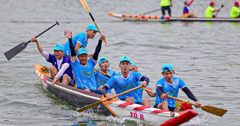 Huế: Hàng ngàn người xem đua thuyền "Trèo Bán Đảo" trên sông Hương