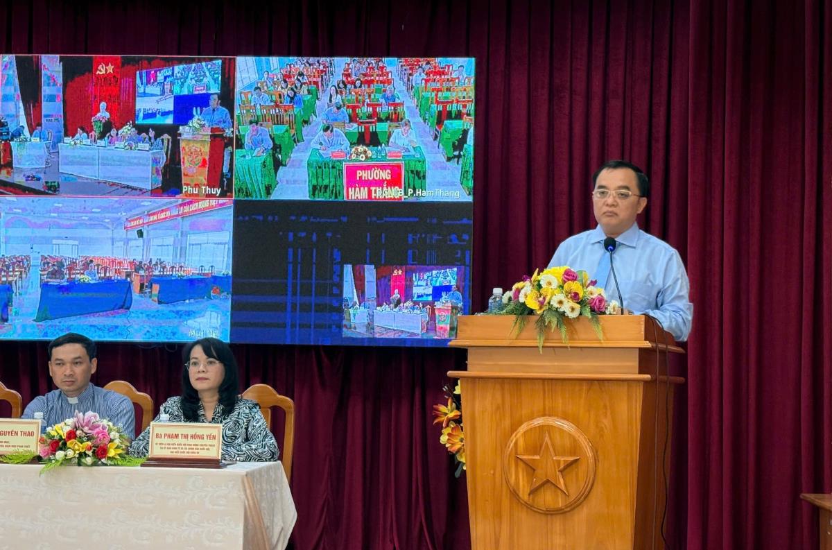 Ứng cử viên Huỳnh Ngọc Liêm trả lời ý kiến của cử tri. Ảnh: Duy Tuấn 