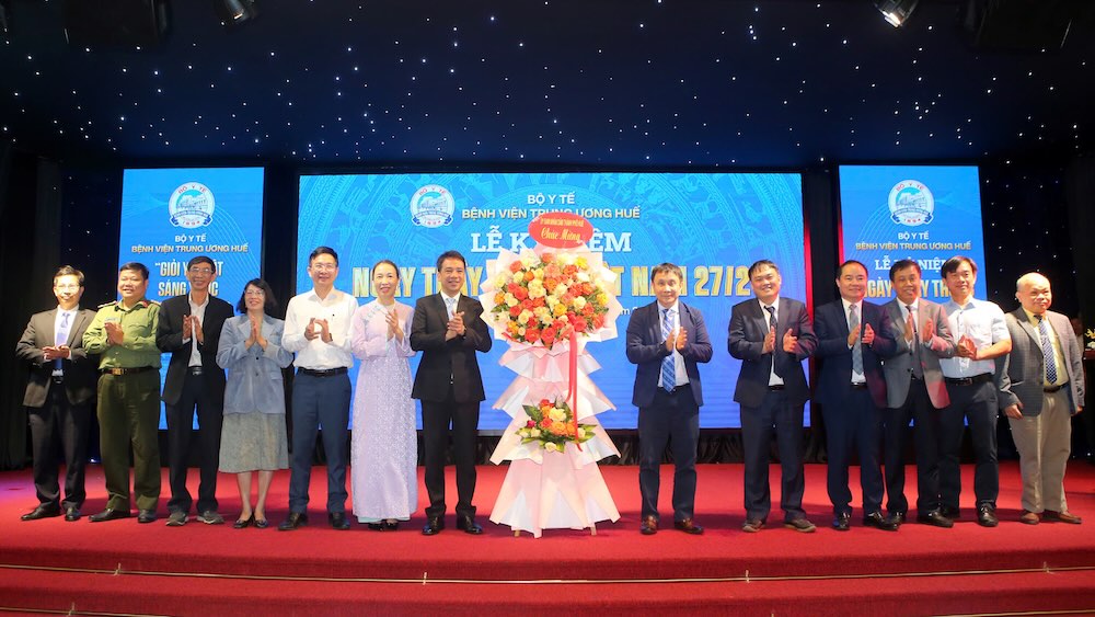 Hue City leaders present flowers to congratulate Hue Central Hospital on the 71st anniversary of Vietnamese Doctors' Day. Photo: Quang An