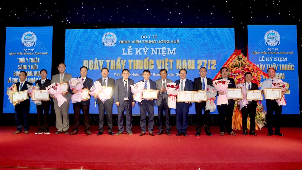 25 cá nhân của Bệnh viện Trung ương Huế vinh dự được Bộ Y tế trao bằng khen vì có nhiều thành tích xuất sắc giai đoạn 2023 - 2024. Ảnh: Quảng An
