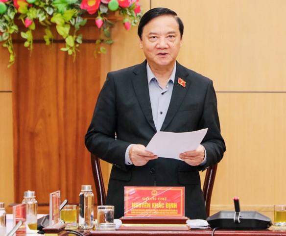 Phó Chủ tịch Quốc hội Nguyễn Khắc Định phát biểu tại buổi làm việc. Ảnh: Diệu Anh