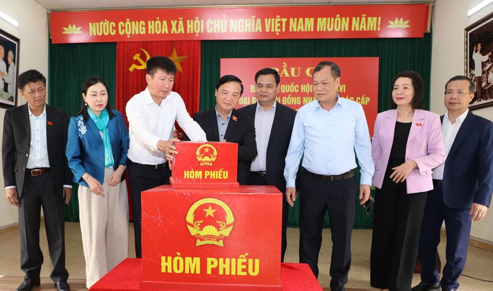 Nguyễn Khắc Định, Ủy viên Trung ương Đảng, Phó Chủ tịch Quốc hội, Ủy viên Hội đồng bầu cử Quốc gia kiểm tra thực tế tại khu vực bỏ phiếu số 6, đơn vị bầu cử số 1, phường Hoa Lư. Ảnh: Diệu Anh