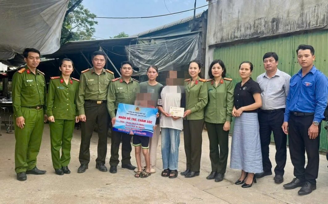 フエ市警察婦人会、青年団は、暴風雨と洪水後の特に困難な状況にある人々に定期的な支援金を贈呈しました。写真:ファン・ベ